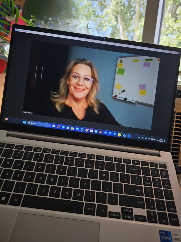 Marion te zien op een laptop