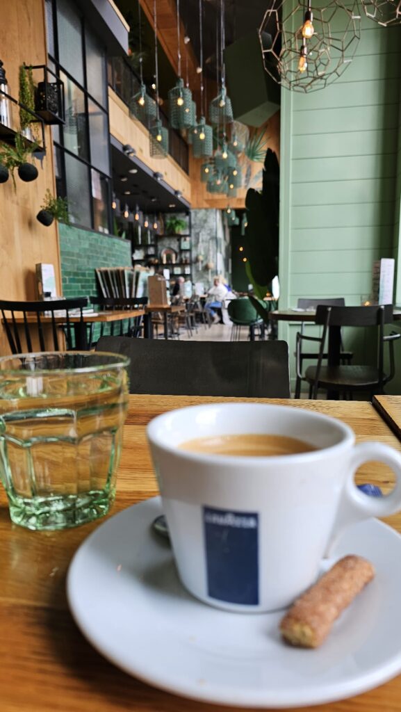 Een uitnodigende kop koffie in een sfeervol café, als start van een goed gesprek over de strategie en de groei van jouw bedrijf.