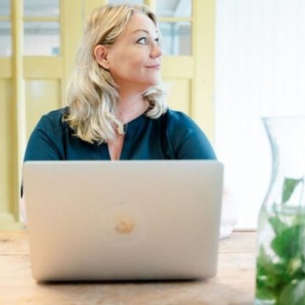 Marion van The SalesCreator achter laptop – authentiek ondernemen en strategisch groeien
