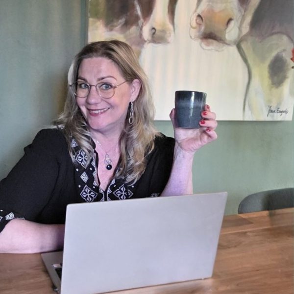 Ondernemer achter laptop met koffiekopje – contactmoment bij The SalesCreator
