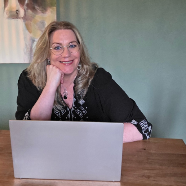 Salesstrateeg achter laptop tijdens Brand & Business Visualisatie Sessie – The SalesCreator
