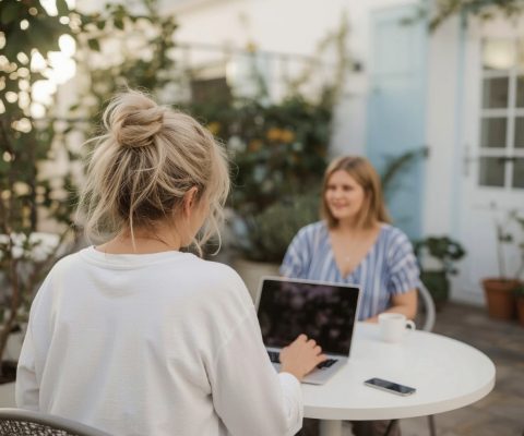 Een ondernemer realiseert een strategische doorbraak tijdens een exclusieve 1-op-1 VIP-dag met haar business coach in een inspirerende en focus-gerichte omgeving.