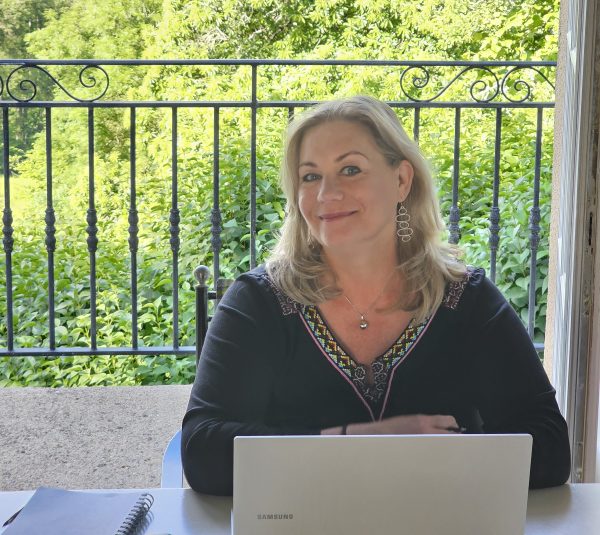 Salesstrateeg van The SalesCreator werkt buiten met laptop tijdens Brand & Business Visualisatie Sessie – focus op helderheid en richting voor ondernemers
